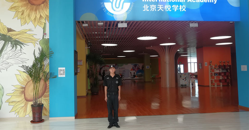 維護(hù)單位門(mén)前的秩序，及時(shí)清理門(mén)前的東西或障礙物，保證單位門(mén)前交通暢通。